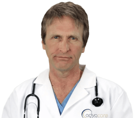 Un médico que brinda detalles sobre la amplia gama de productos de la compañía farmacéutica AdvaCare Pharma.