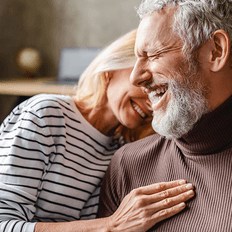 Pareja de ancianos felices debido a su buena salud en general.