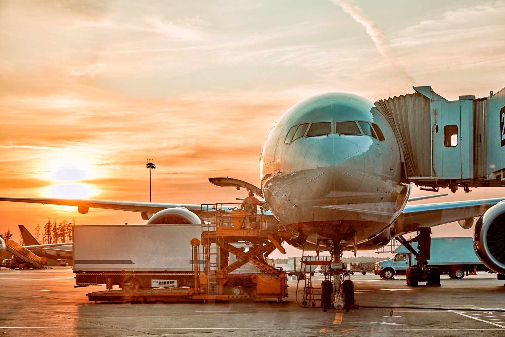 Avión estacionado en la terminal