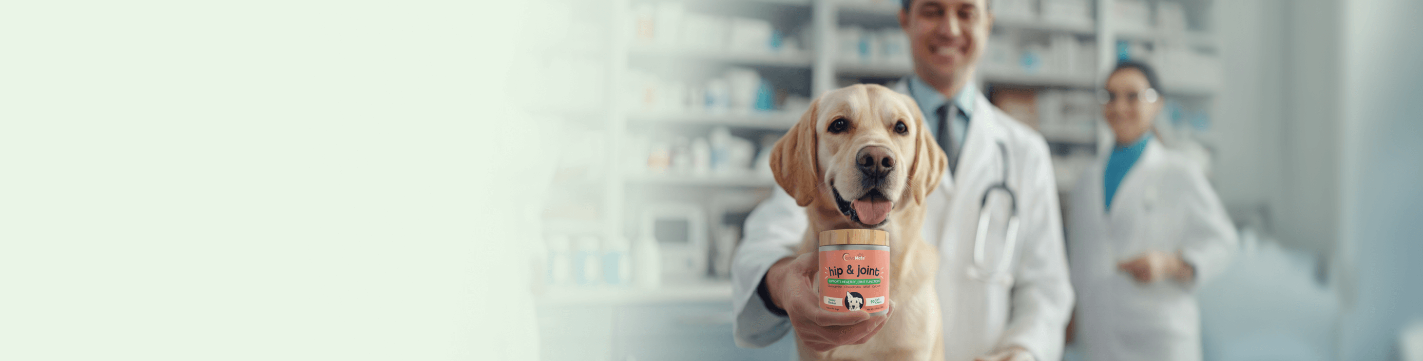 Un golden retriever junto a un veterinario en una clínica, sosteniendo un envase de suplementos para articulaciones de AdvaMate.